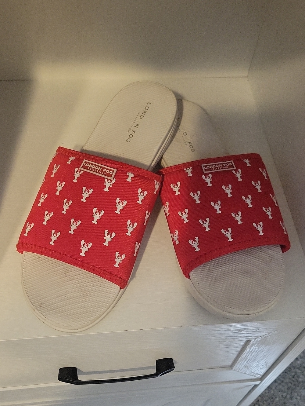 London Fog Shoreline Slide Sandals red with a playful white lobster Print Sz10